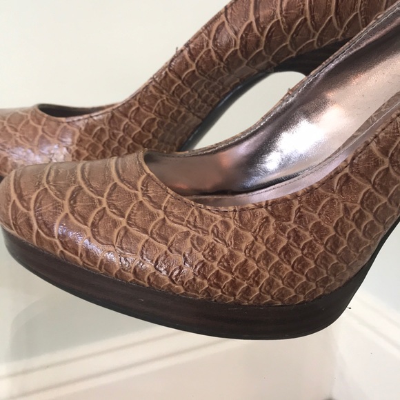 Alfani Leather Platform Heels w/ Crocodile Imprint - Picture 4 of 7